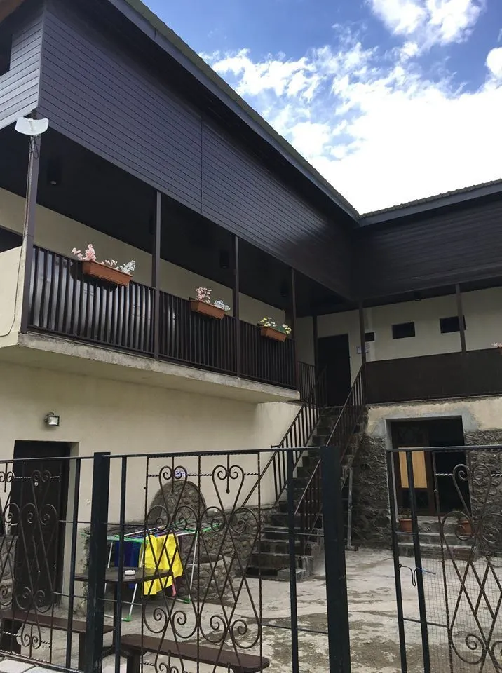 Manoni's Guesthouse — Photo 4