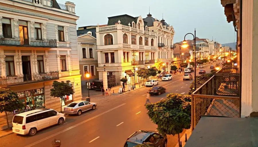 Aghmashenebeli Avenue Cozy Apartment — Photo 4