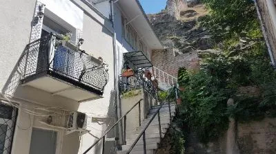 Old house on Asatiani II — Photo 4