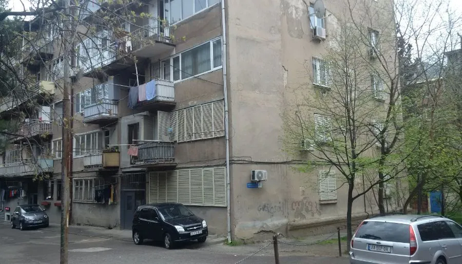 Bezarhouse near metro — Photo 5