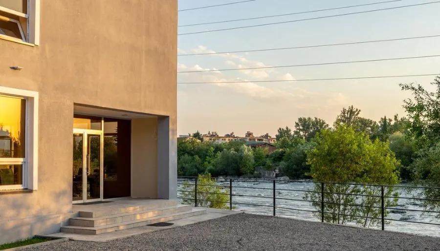 Four seasons riverside — Photo 1