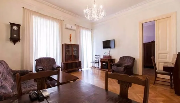 Lovely Apartment in the City Center — Photo 1